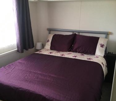 Barton-upon-Humber Cabin | Marshlands Lakeside Nature Retreat