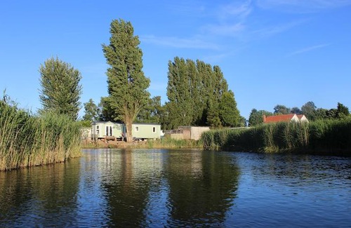 Barton-upon-Humber Cabin | Marshlands Lakeside Nature Retreat