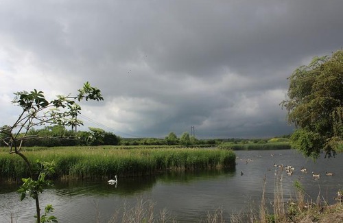Barton-upon-Humber Cabin | Marshlands Lakeside Nature Retreat