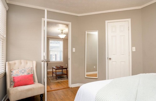 Summerhill House | Martin 2/2 · Cheerful Downtown 2 Bedroom Bungalow w/ City Views