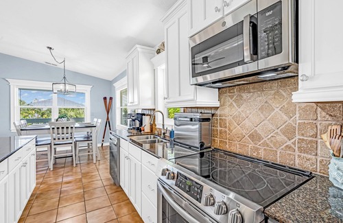 Marathon House | Martin's Bayside Bungalow: Waterfront Paradise Found! Spacious Marathon Home!