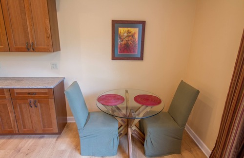Ivy House | Martin Suite · Martin Suite | Views & Close to Heart of Cville