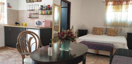 Neve Zohar Cabin | Martini Dead Sea