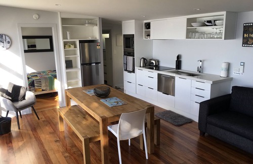 Mahurangi East House | Martins Bay - quiet Kiwiana Bach on the Beach - ideal for children