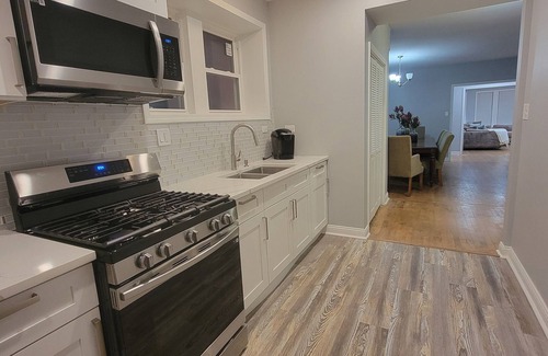 South Shore Apartment | Marvelous 3-bedroom apartment with WiFi, AC 18 minutes from downtown Chicago