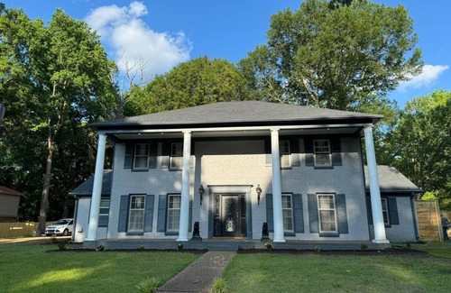 Ellendale House | Marvelous and Spacious Southern Palace with Plenty of Beds