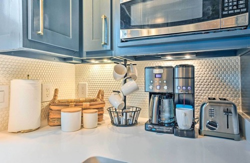 Village Walk Cabin | Marvelous Cottage in the Heart of Downtown Highlands, NC! -New Ownership