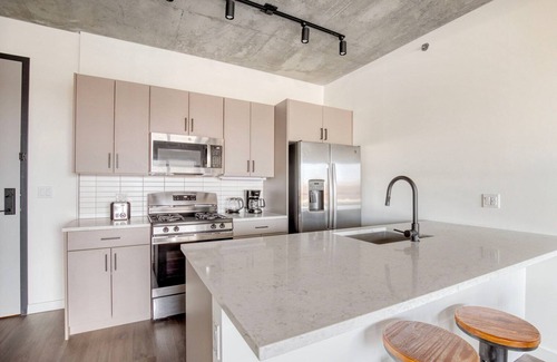 Killgubbin Apartment | Marvelous River North 1BR, nr Riverwalk, w/Yoga Studio, by Blueground
