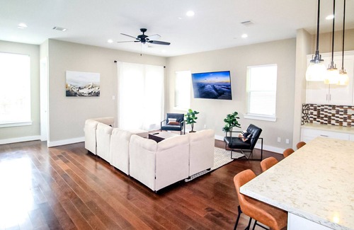 Riverside Terrace House | Marvelous Spacious & Cozy 10 Star 3 Bdrm Home In Great Area in HTX w/ Rental Car