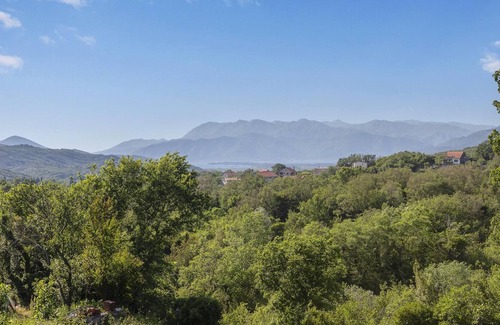 Radanovici Villa | Marvelous Villa with View and Jacuzzi in Kotor