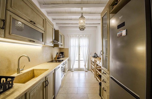 Ornos House | Marvi House with shared pool