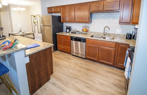 Newburgh Apartment | Mary - C · Central, Floor Level 2bd/2ba Apt w/Pool & WiFi