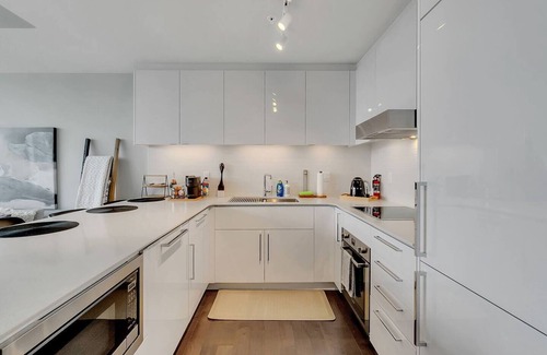 Downtown Edmonton Apartment | Mary - Downtown Luxury Suite with City Views
