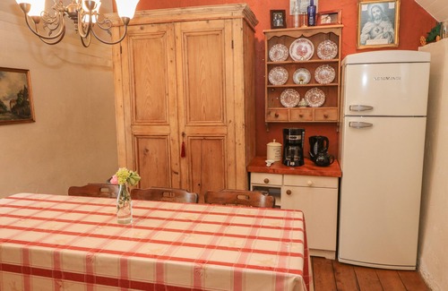 Cordal Cottage | MARY ROSE COTTAGE, pet friendly in Castleisland, County Kerry