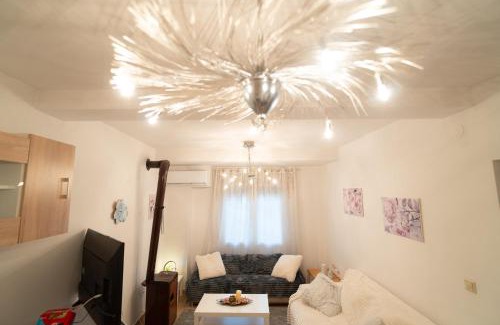Naousa Apartment | Mary's Downtown Home - a stroll away from Mount Vermio