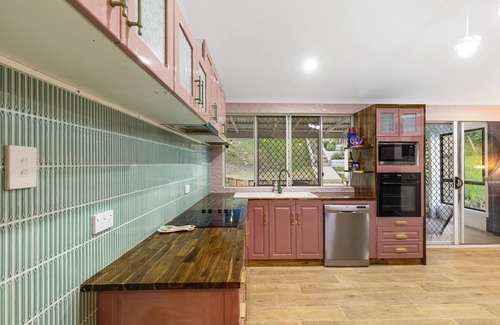 Gympie House | Mary's Manor - Stylish & Luxurious 3 Bedroom House - Pets Allowed!