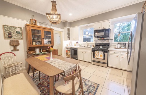 Columbus House | "Mary's Nest" Bungalow in Downtown Columbus, TX