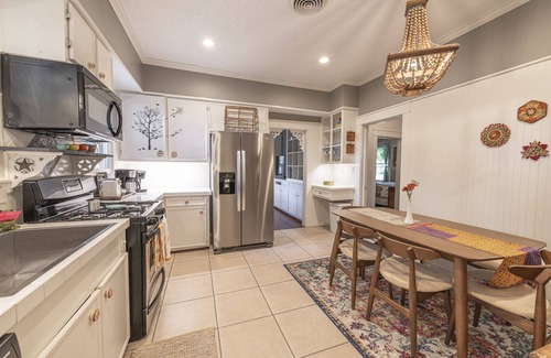 Columbus House | "Mary's Nest" Bungalow in Downtown Columbus, TX