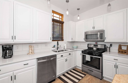 East Price Hill House | Maryland’s Incline Dist By Blackhouse – Chic 2 BDR