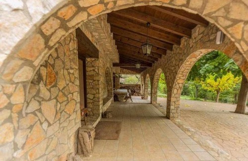 Riudecols House | Masía de piedra con piscina