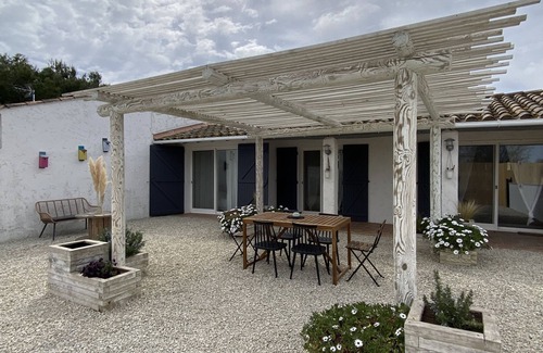 Saintes-Maries-de-la-Mer House | Mas des Oliviers HOUSE/GITE, HEATED SWIMMING POOL and CLOSED GARDEN (3 pets allowed)