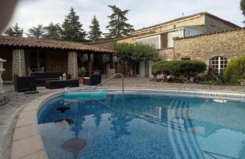 Saint-Andre-de-Cruzieres Bed & Breakfast | Mas de la berlusiere