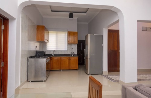 Oyster Bay Villa | Masaki Seaside Charm: Spacious Hideaway