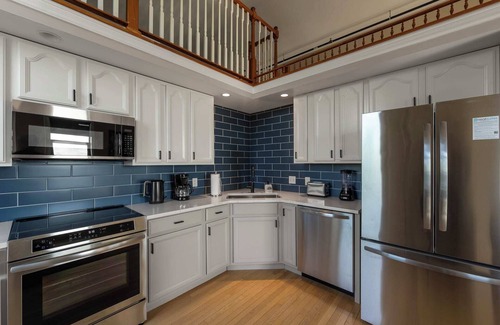 East Price Hill Apartment | Mason's View - Above Coffee Shop! Cincy Hilltop