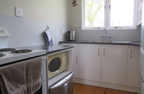 Rotoorangi Cottage | Massey Country Cottage - 11 Kms to Lake Karapiro and 7 Kms to Cambridge Center