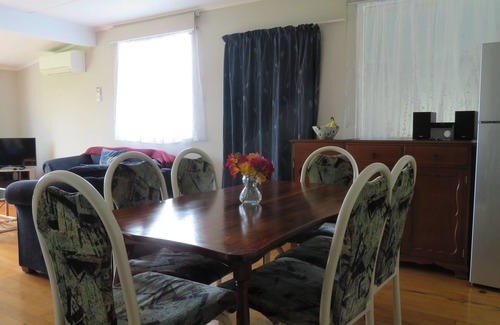 Rotoorangi Cottage | Massey Country Cottage - 11 Kms to Lake Karapiro and 7 Kms to Cambridge Center
