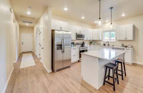 Florence House | Massive 3 bedroom close to the water!