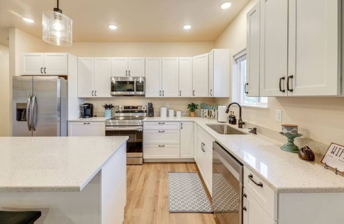Florence House | Massive 3 bedroom close to the water!