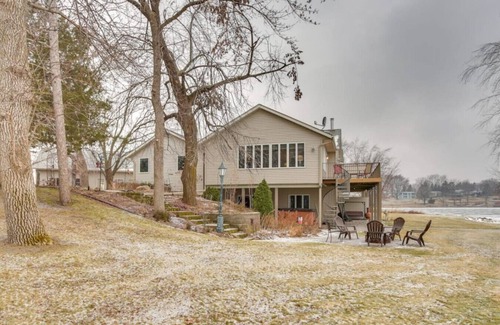 Howard Lake House | Massive 3 bedroom on the Lake!
