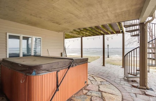 Howard Lake House | Massive 3 bedroom on the Lake!