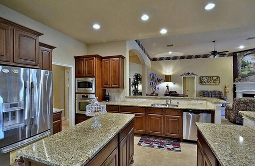 Houston House | Massive 4 bedroom in great neighborhood!