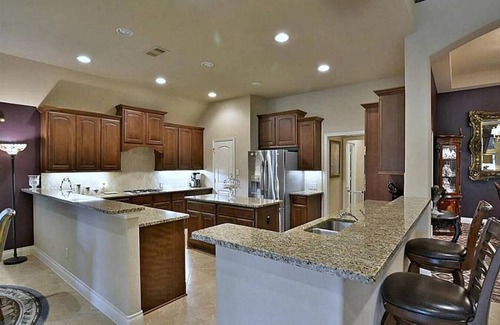Houston House | Massive 4 bedroom in great neighborhood!