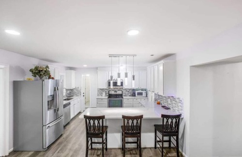 Wolf Trap House | Massive 4 bedroom with tons of space!