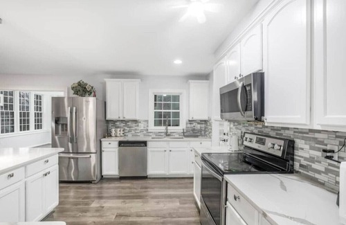 Wolf Trap House | Massive 4 bedroom with tons of space!