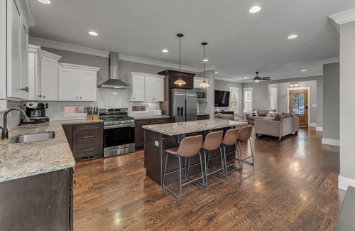 Talbot's Corner House | Massive 4BR/3BA Home, 8 Min. to Downtown w/Hot Tub (1of2)