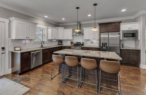 Talbot's Corner House | Massive 4BR/3BA Home, 8 Min. to Downtown w/Hot Tub (1of2)
