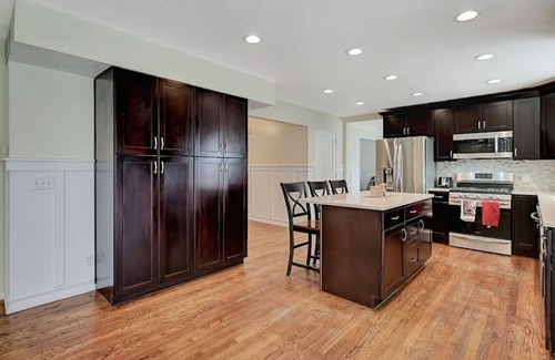 Lincoln House | Massive 6 bedroom in a great area!