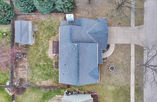 Lincoln House | Massive 6 bedroom in a great area!
