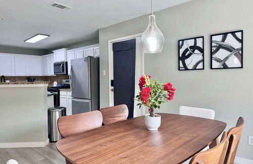 Denton House | Massive 6BR Home | Near Denton, UNT & Lake Fun!