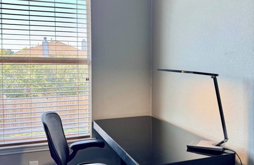 Denton House | Massive 6BR Home | Near Denton, UNT & Lake Fun!