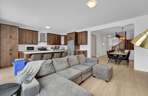 Kitchener House | Massive 8 Bed Luxury Estate+65" TV+Free Parking