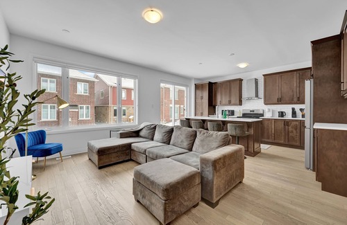 Kitchener House | Massive 8 Bed Luxury Estate+65" TV+Free Parking