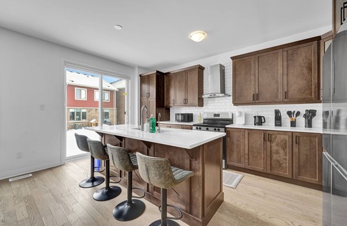 Kitchener House | Massive 8 Bed Luxury Estate+65" TV+Free Parking