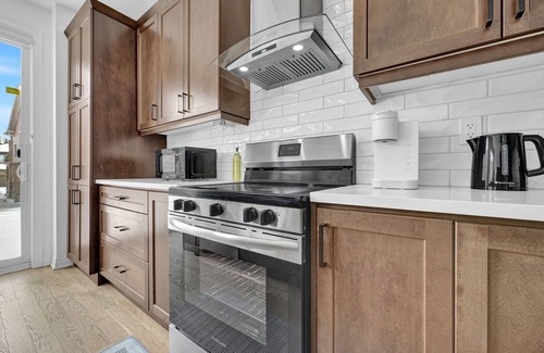 Kitchener House | Massive 8 Bed Luxury Estate+65" TV+Free Parking