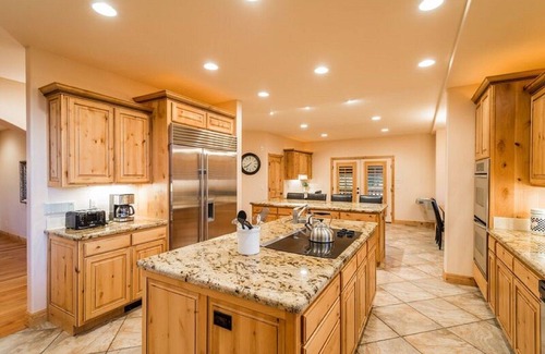 Zion National Park East Entrance Cabin | MASSIVE 9 BEDROOM LUXURY CABIN! PERFECT FOR REUNIONS AND RETREATS!