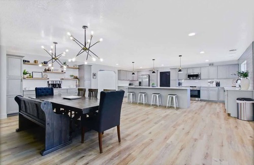 Meridian House | Massive Gathering Home with Ballroom - Sleeps 32+